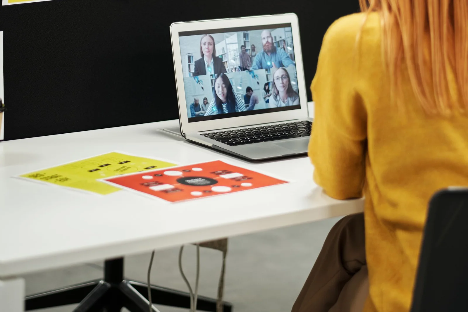 Professional communicating clearly during a bilingual video meeting.